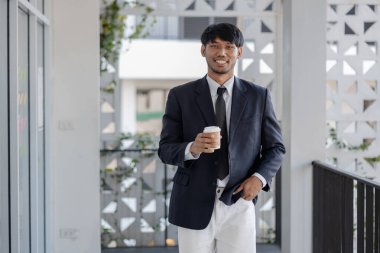 Çeşitli pozlar veren iyi giyimli bir işadamı, çeşitli jestler yapan bir ofis çalışanı, saygın bir girişimci, ofiste yürüyen bir pazarlama şirketinin CEO 'su, müdür, patron...