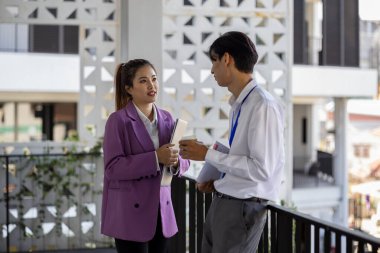 İş adamları şirkette yürürken konuşuyorlar, tüm planlama departmanı personeli toplantıya birlikte yürüyorlar, iş sahipleri ofise yürürken konuşuyorlar.