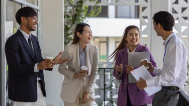 İş adamları şirkette yürürken konuşuyorlar, tüm planlama departmanı personeli toplantıya birlikte yürüyorlar, iş sahipleri ofise yürürken konuşuyorlar.