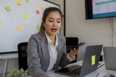 İş adamı özel bir ofiste çalışıyor, satış promosyon planlama personeli bir toplantıda sunum yapmak için bir plan yazıyor, şirket çalışma ortamı.,
