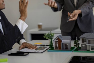 Ev ve ev sigortası satışı konsepti. Konut satın alma ve satış sözleşmesi imzalama, konut kirası, ipotek, emlak, kira, satış, kredi, mülk, temsilci