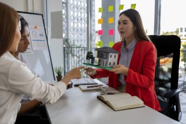 Ev ve ev sigortası satışı konsepti. Konut satın alma ve satış sözleşmesi imzalama, konut kirası, ipotek, emlak, kira, satış, kredi, mülk, temsilci