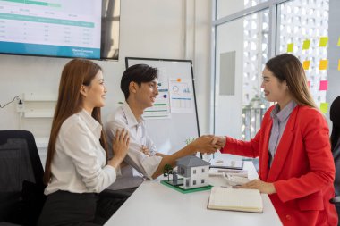 Tokalaşma, ev ve ev satma, ev satın alma ve satış anlaşması imzalama, konut kirası, ipotek, gayrimenkul, kira, satış, kredi, mülk, temsilci