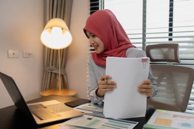 Müslüman bir şirket çalışanı büyük bir finans kuruluşunda çalışıyor, Müslüman bir kadın girişimci şirketinin mali belgelerini, pazarlamasını, muhasebecisini, tesettürişini, islamını inceliyor.