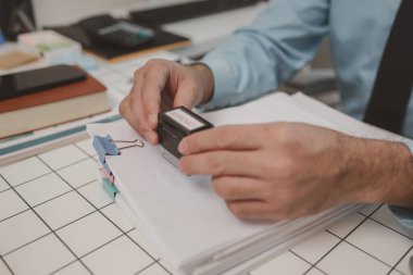 onaylandı, prodüksiyon müdürü belgeyi kontrol ettikten sonra onayladı, bir işadamı proje önerisini gözden geçirdi ve onayladı, maliye müdürü satın alma emrini onayladı