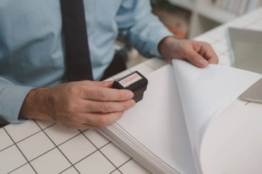 onaylandı, prodüksiyon müdürü belgeyi kontrol ettikten sonra onayladı, bir işadamı proje önerisini gözden geçirdi ve onayladı, maliye müdürü satın alma emrini onayladı