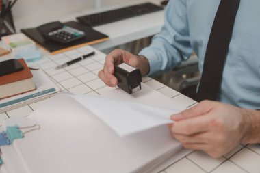 onaylandı, prodüksiyon müdürü belgeyi kontrol ettikten sonra onayladı, bir işadamı proje önerisini gözden geçirdi ve onayladı, maliye müdürü satın alma emrini onayladı