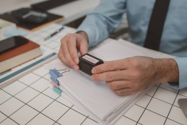 onaylandı, prodüksiyon müdürü belgeyi kontrol ettikten sonra onayladı, bir işadamı proje önerisini gözden geçirdi ve onayladı, maliye müdürü satın alma emrini onayladı