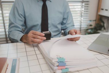 onaylandı, prodüksiyon müdürü belgeyi kontrol ettikten sonra onayladı, bir işadamı proje önerisini gözden geçirdi ve onayladı, maliye müdürü satın alma emrini onayladı