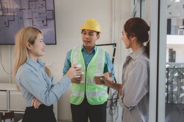 Mimar, inşaat projesinin içeriğini mühendis ile tartışıyor ve toplantının içeriği hakkında ortak bir anlayışa sahip olduklarını özetliyor.