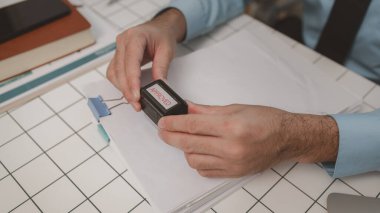 onaylandı, prodüksiyon müdürü belgeyi kontrol ettikten sonra onayladı, bir işadamı proje önerisini gözden geçirdi ve onayladı, maliye müdürü satın alma emrini onayladı