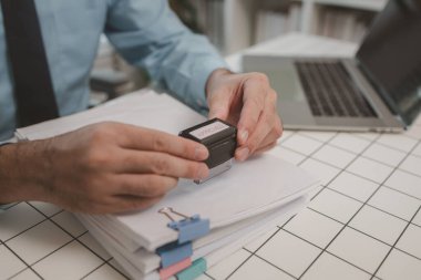 onaylandı, prodüksiyon müdürü belgeyi kontrol ettikten sonra onayladı, bir işadamı proje önerisini gözden geçirdi ve onayladı, maliye müdürü satın alma emrini onayladı