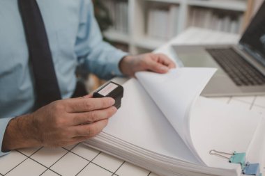 onaylandı, prodüksiyon müdürü belgeyi kontrol ettikten sonra onayladı, bir işadamı proje önerisini gözden geçirdi ve onayladı, maliye müdürü satın alma emrini onayladı