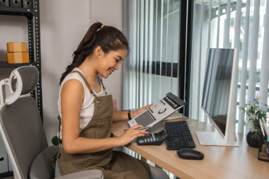 Depo müdürü verileri bilgisayara giriyor, bir çalışan depoda doğruluk için nakliye adreslerini kontrol ediyor, küçük bir işletme sahibi çevrimiçi bir iş deposunda çalışıyor.