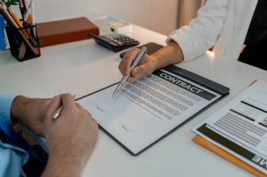 İnsan kaynakları müdürünün iş görüşmesine gelen yeni çalışanları var. Kontrat imzalayıp tam zamanlı çalışan oluyorlar. İnsan kaynakları ofisinde kontrat imzalıyorlar.