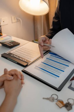 Personel, ev sigortası belgelerini alıcılara açıklarken, ev satın alırken emlak ve yatırım için de ev sigortası satın almanız gerekir.