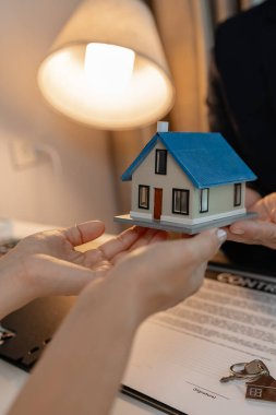 Personel kira sözleşmesi belgelerini alıcıya açıklıyor. Alıcı da kira sözleşmesini imzalıyor. Sahipliğin devri için personelle kontrat imzalıyor.