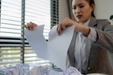Bir kadın çalışan iş yerinde son derece streslidir, bir iş kadını sözleşme imzalama süresi yaklaştığı için streslidir fakat belgeler henüz tamamlanmamıştır, ciddidir, üzgündür