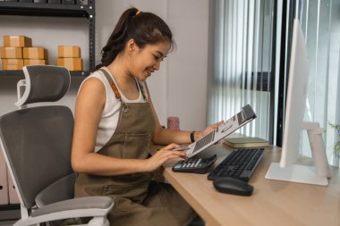 Depo müdürü verileri bilgisayara giriyor, bir çalışan depoda doğruluk için nakliye adreslerini kontrol ediyor, küçük bir işletme sahibi çevrimiçi bir iş deposunda çalışıyor.