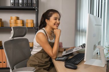 Depo müdürü verileri bilgisayara giriyor, bir çalışan depoda doğruluk için nakliye adreslerini kontrol ediyor, küçük bir işletme sahibi çevrimiçi bir iş deposunda çalışıyor.