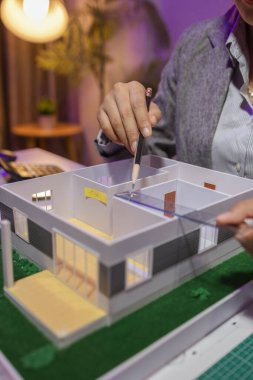 Tutkulu bir kadın mimar, müşterisinin tam ihtiyaçlarını karşılamak ve inşaat tarihlerini, ev modelini, mühendisini, planlarını karşılamak için bir evi yeniden düzenlemek için özel ofisinde çalışır.