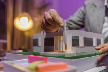 Tutkulu bir kadın mimar, müşterisinin tam ihtiyaçlarını karşılamak ve inşaat tarihlerini, ev modelini, mühendisini, planlarını karşılamak için bir evi yeniden düzenlemek için özel ofisinde çalışır.