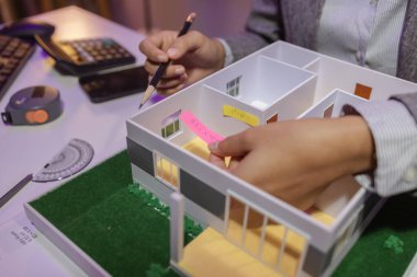 Tutkulu bir kadın mimar, müşterisinin tam ihtiyaçlarını karşılamak ve inşaat tarihlerini, ev modelini, mühendisini, planlarını karşılamak için bir evi yeniden düzenlemek için özel ofisinde çalışır.