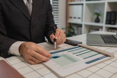 bir işadamı özel ofisinde çalışıyor, bir çalışan zamanında bitirmesi gereken belgelerle ilgileniyor, muhasebeci, finans, istatistik belgeleri, profesyonel, işyeri