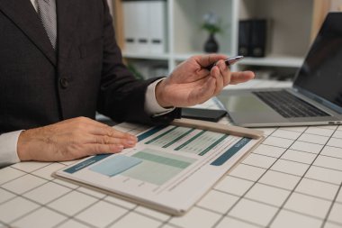 Bir finans uzmanı, emeklilikten sonra mali durumunu planlamak isteyen bir müşteriye danışıyor. Bir iş adamı ortağıyla birlikte yapacakları bir sonraki proje hakkında konuşuyor. Evrak işleri.