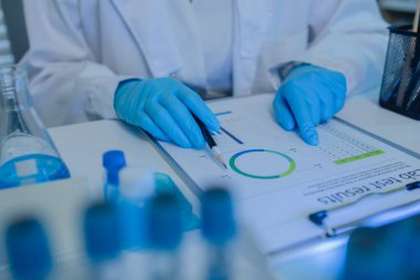 Bir kadın kimyager laboratuvarda çeşitli sıvı bileşiklerini test ediyor, bir bilim adamı laboratuvarda, laboratuarda, laboratuarda, deney tüpünde, bilimsel araştırmalar yapıyor.