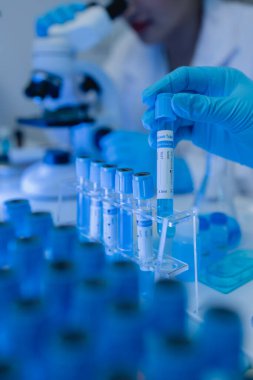 İki bilimadamı yeni bir antiviral ilaç bulmak için birlikte çalışıyor, iki kimyager bilim, mikroskop, laboratuvarda çalışmak için bilimsel araçlar kullanıyorlar,