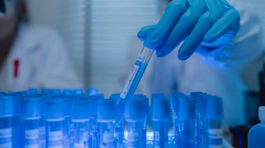 Bir kadın kimyager laboratuvarda çeşitli sıvı bileşiklerini test ediyor, bir bilim adamı laboratuvarda, laboratuarda, laboratuarda, deney tüpünde, bilimsel araştırmalar yapıyor.