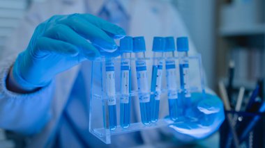 Bir kadın kimyager laboratuvarda çeşitli sıvı bileşiklerini test ediyor, bir bilim adamı laboratuvarda, laboratuarda, laboratuarda, deney tüpünde, bilimsel araştırmalar yapıyor.