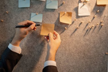 tablo tabanlı istatistiksel veriler, muhasebe personeli tarafından şirketin gelir ve gider verilerini sunmak için hazırlanır, bir işadamı sunum için pazarlama ve mali bilgiler hazırlar