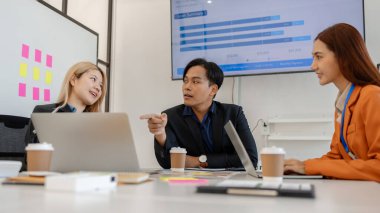 Bir grup işadamı iş projeleri hakkında beyin fırtınası yapıyor. Bu girişimciler ofiste finans, muhasebe ve pazarlama, sunum ve tartışma konularında toplanıyorlar.