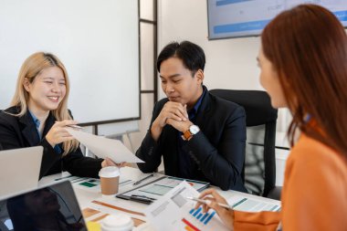 Bir grup işadamı iş projeleri hakkında beyin fırtınası yapıyor. Bu girişimciler ofiste finans, muhasebe ve pazarlama, sunum ve tartışma konularında toplanıyorlar.