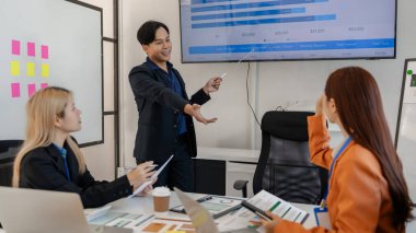 Bir grup işadamı iş projeleri hakkında beyin fırtınası yapıyor. Bu girişimciler ofiste finans, muhasebe ve pazarlama, sunum ve tartışma konularında toplanıyorlar.