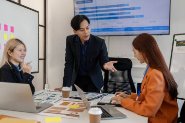 Bir grup işadamı iş projeleri hakkında beyin fırtınası yapıyor. Bu girişimciler ofiste finans, muhasebe ve pazarlama, sunum ve tartışma konularında toplanıyorlar.