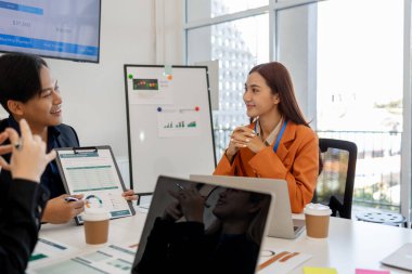 Bir grup işadamı iş projeleri hakkında beyin fırtınası yapıyor. Bu girişimciler ofiste finans, muhasebe ve pazarlama, sunum ve tartışma konularında toplanıyorlar.