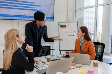 Bir grup işadamı iş projeleri hakkında beyin fırtınası yapıyor. Bu girişimciler ofiste finans, muhasebe ve pazarlama, sunum ve tartışma konularında toplanıyorlar.