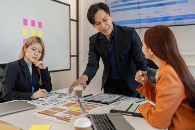 Pazarlama ekibinden biri takıma sunumu anlatıyor, bir grup işadamı ofiste toplanıyor, bu girişimciler iş projeleri, finans ve muhasebe hakkında beyin fırtınası yapıyorlar.