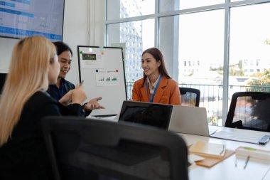 Bir grup işadamı iş projeleri hakkında beyin fırtınası yapıyor. Bu girişimciler ofiste finans, muhasebe ve pazarlama, sunum ve tartışma konularında toplanıyorlar.