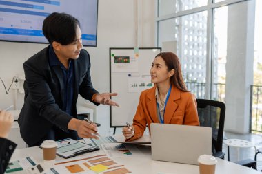 Pazarlama ekibinden biri takıma sunumu anlatıyor, bir grup işadamı ofiste toplanıyor, bu girişimciler iş projeleri, finans ve muhasebe hakkında beyin fırtınası yapıyorlar.