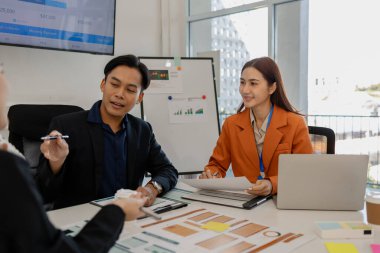 Pazarlama ekibinden biri takıma sunumu anlatıyor, bir grup işadamı ofiste toplanıyor, bu girişimciler iş projeleri, finans ve muhasebe hakkında beyin fırtınası yapıyorlar.
