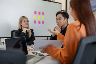 Pazarlama ekibinden biri takıma sunumu anlatıyor, bir grup işadamı ofiste toplanıyor, bu girişimciler iş projeleri, finans ve muhasebe hakkında beyin fırtınası yapıyorlar.