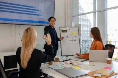 Pazarlama ekibinden biri takıma sunumu anlatıyor, bir grup işadamı ofiste toplanıyor, bu girişimciler iş projeleri, finans ve muhasebe hakkında beyin fırtınası yapıyorlar.