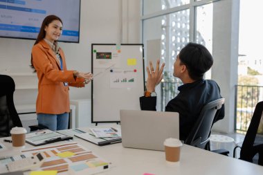 Pazarlama ekibinden biri takıma sunumu anlatıyor, bir grup işadamı ofiste toplanıyor, bu girişimciler iş projeleri, finans ve muhasebe hakkında beyin fırtınası yapıyorlar.