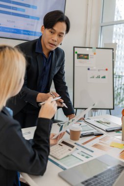 Pazarlama ekibinden biri takıma sunumu anlatıyor, bir grup işadamı ofiste toplanıyor, bu girişimciler iş projeleri, finans ve muhasebe hakkında beyin fırtınası yapıyorlar.