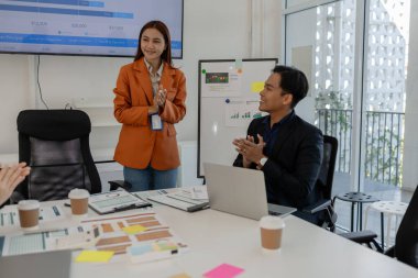 İş adamlarından oluşan bir grup, iş dünyasındaki başarıları, neşeli, neşeli, beyin fırtınası yapan iş adamı ve iş adamlarına el çırparak ve beşlik çakarak eğlendiler.