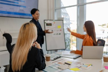 Pazarlama ekibinden biri takıma sunumu anlatıyor, bir grup işadamı ofiste toplanıyor, bu girişimciler iş projeleri, finans ve muhasebe hakkında beyin fırtınası yapıyorlar.